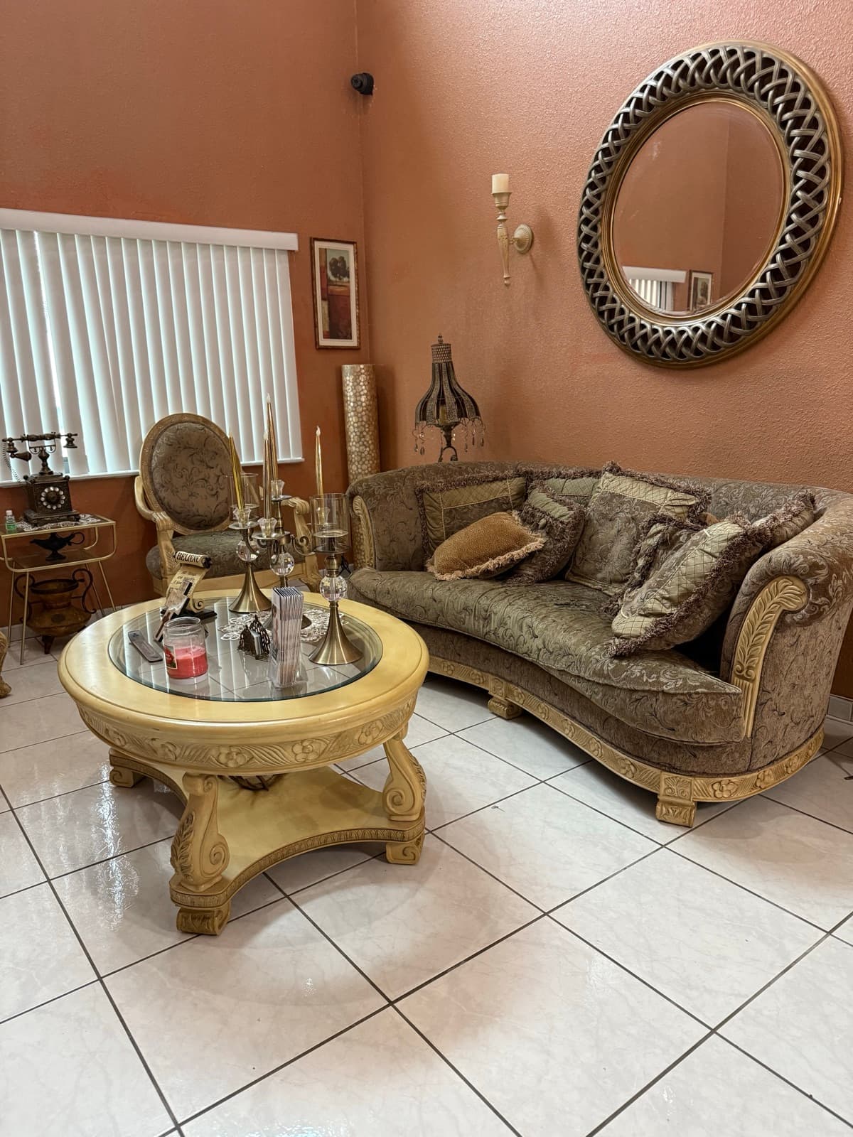 A warm, elegantly furnished living room at Yesenia ALF